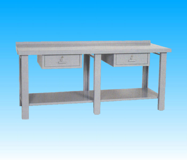 Banco completamente costituito in lamiera, misura 200x70x90(h)cm